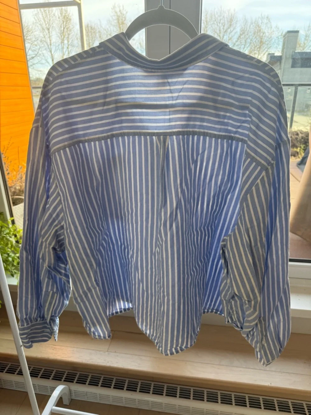 Old Navy Blue and White Vertical Stripe Cropped Button-Down Shirt - Picture 6 of 7